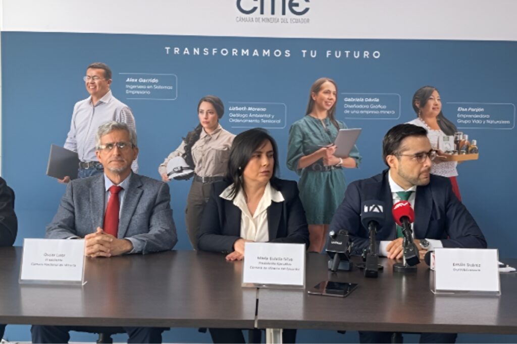 Representantes de la Cámara de Minería del Ecuador en una rueda de prensa este 9 de julio de 2025.