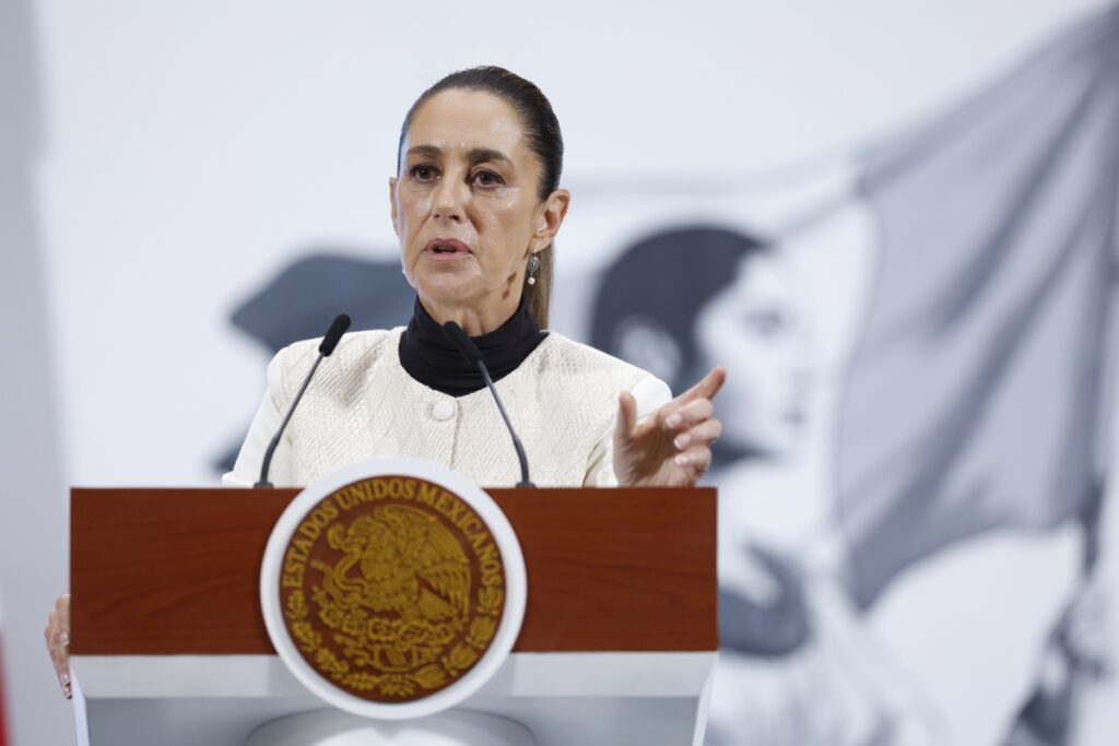 La presidenta de México, Claudia Sheinbaum, habla durante una rueda de prensa este viernes, en Palacio Nacional de la Ciudad de México (México).