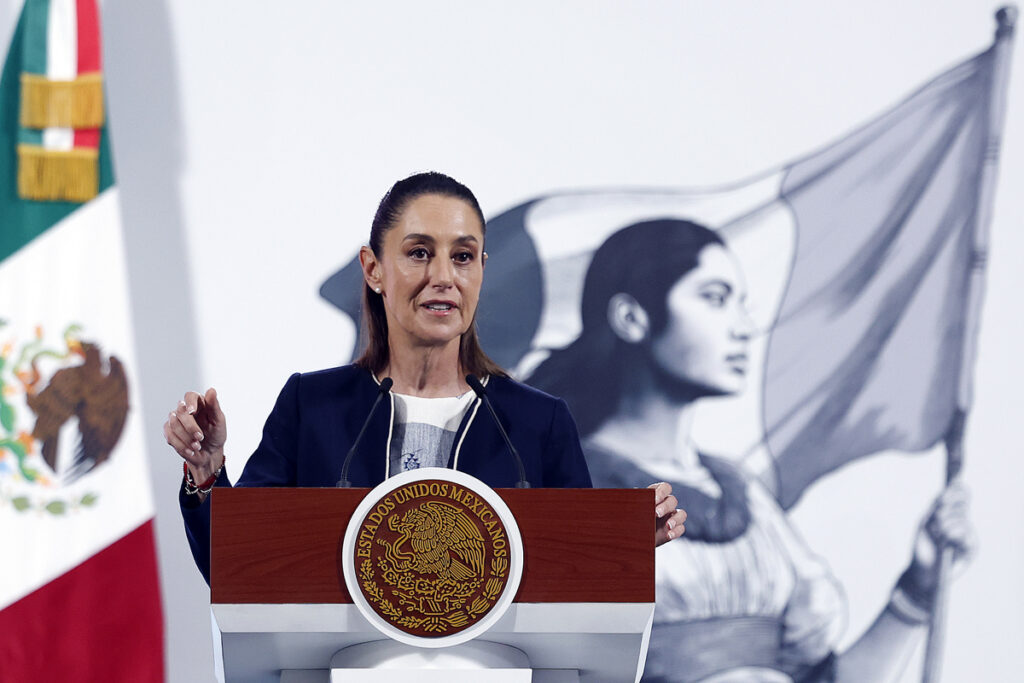 La presidenta de México, Claudia Sheinbaum, participa este lunes durante una rueda de prensa en Palacio Nacional de la Ciudad de México.