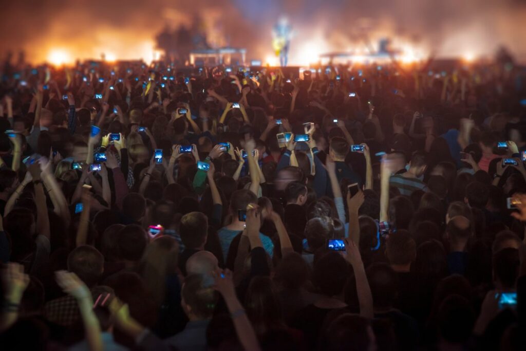 En los conciertos se ha hecho una "tradición" grabar el show con los celulares.