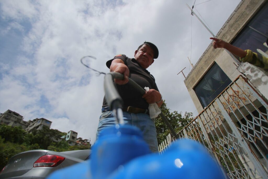 Barrios del sur de Quito se organizan para acceder al agua en medio de la emergencia.