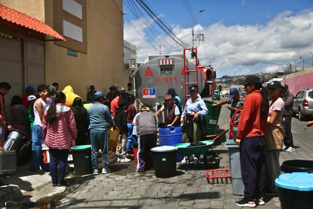 Familias en Quito enfrentan cortes de agua potable mientras autoridades llaman a un uso responsable del recurso.