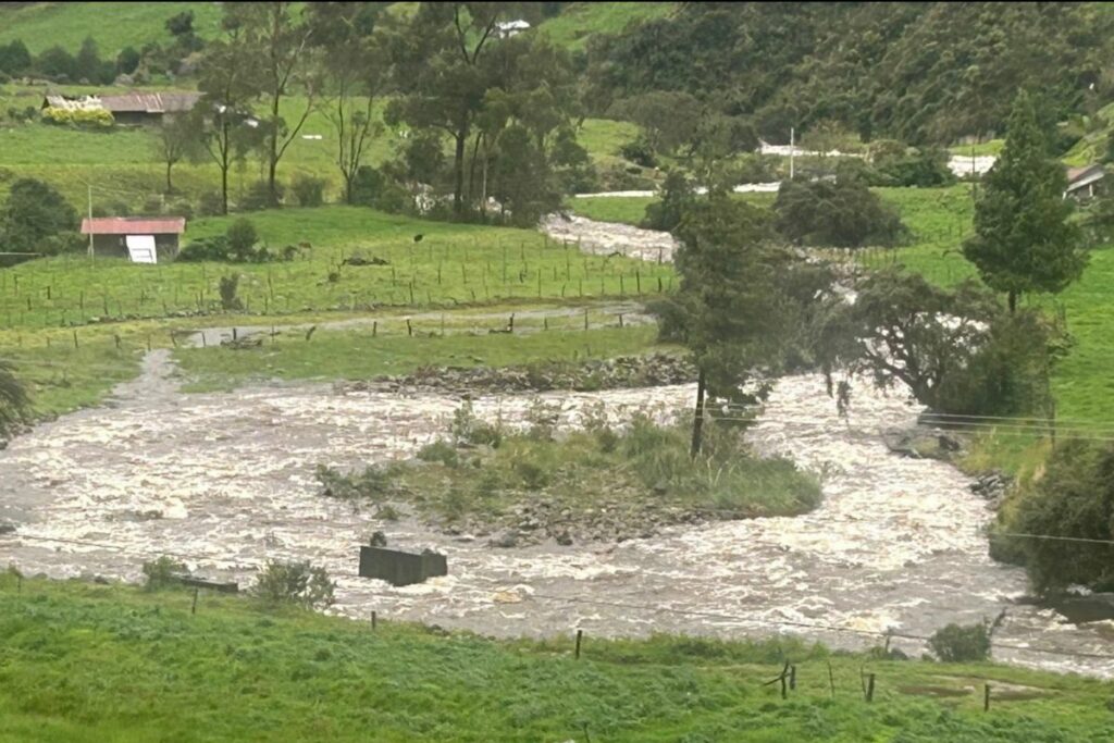 Los bomberos de Cuenca realizan el monitoreo en la zona de Soldados donde nace el río Yanuncay. Cortesía Bomberos de Cuenca