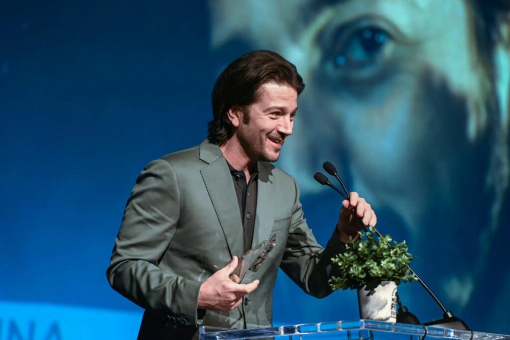 Fotografía de archivo que muestra al actor mexicano Diego Luna mientras recibe el premio Variety Virtuoso del Festival de Cine de Miami, Florida (EE. UU).