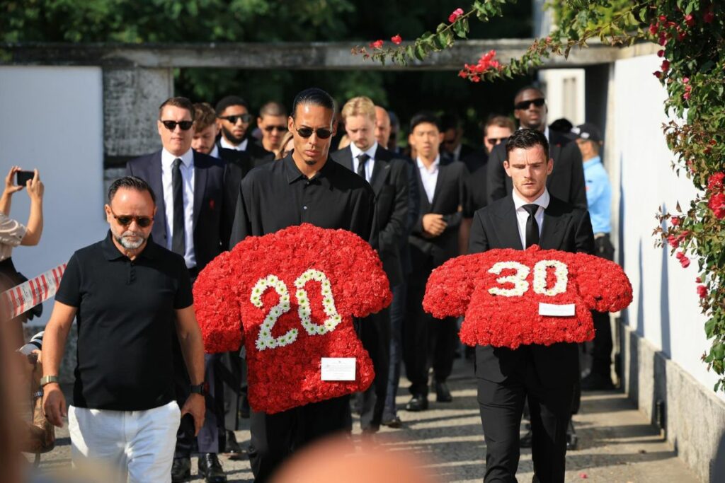 Los jugadores del Liverpool Virgil van Dijk (centro) y Andrew Robertson (derecha) llevan ofrendas florales para el funeral del fallecido jugador portugués Diogo Jota y su hermano André Silva, en Gondomar, Portugal, el 5 de julio de 2025. Foto: EFE