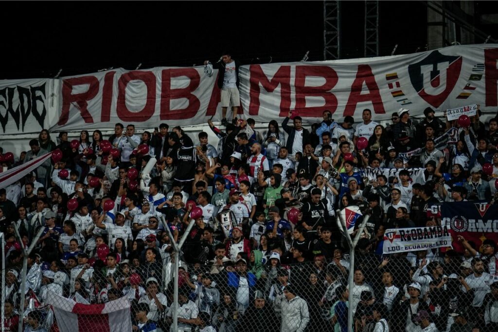 Hinchada de Liga de Quito en el estadio Olímpico de Ibarra.