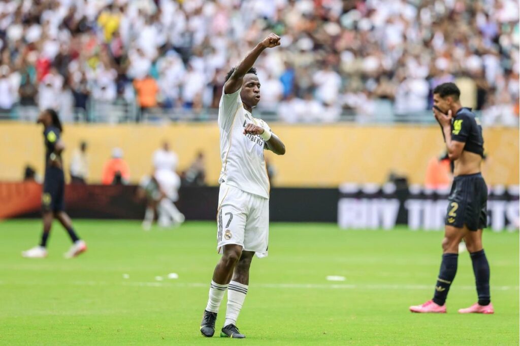 Vinicius jr jugador del Real Madrid festejando su gol vs Juventus