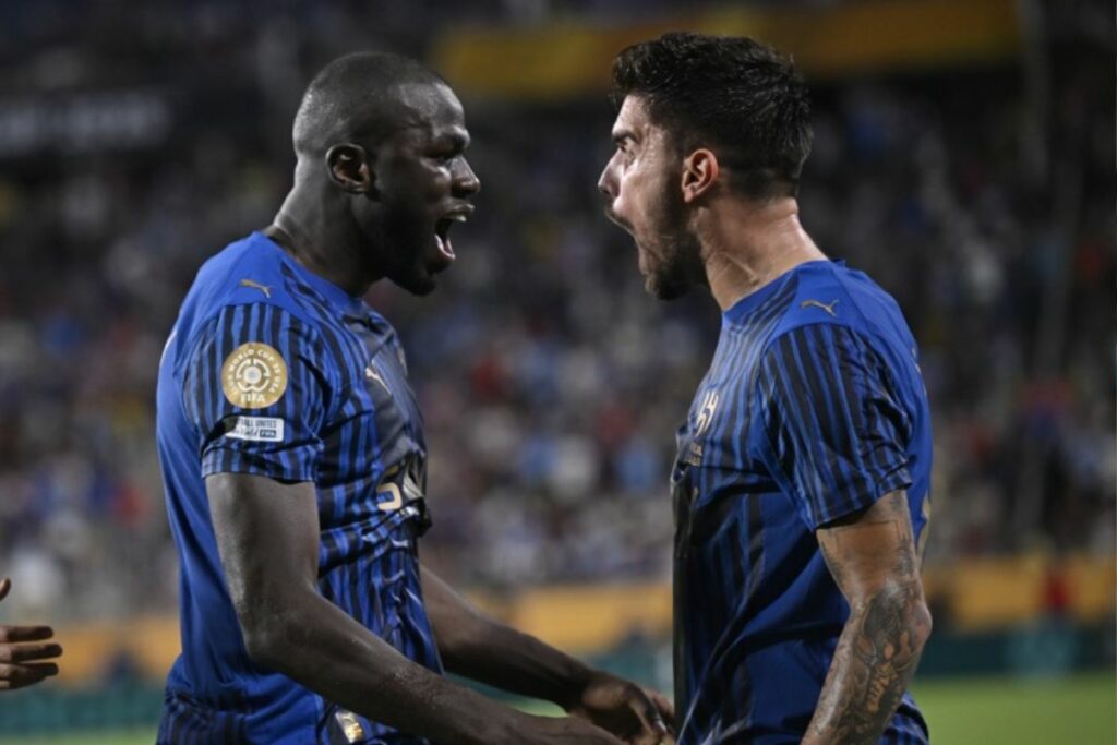 Kalidou Koulibaly y Rubén Neves celebran un gol del Al Hilal en el Mundial de Clubes.
