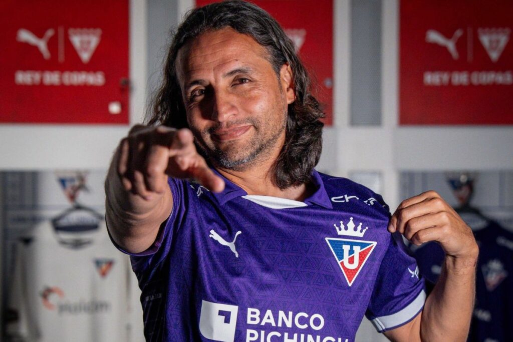 Paúl Ambrosi en la presentación de la camiseta de Liga de Quito por el aniversario de su obtención de la Copa Libertadores.