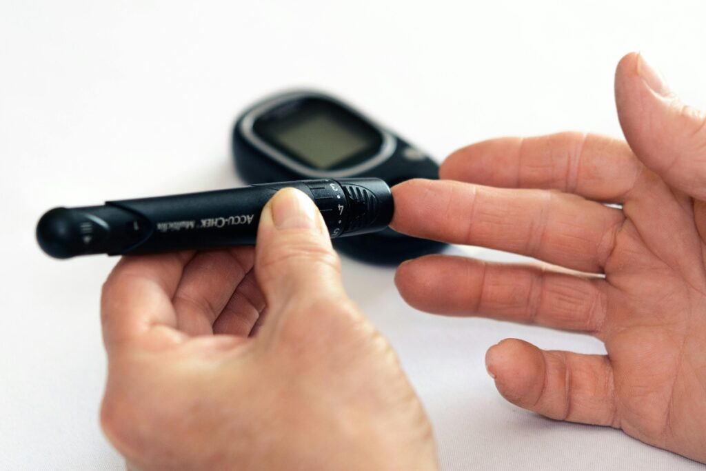 Aparato para medir la glucosa es muy usado por los pacientes con diabetes, enfermedad no transmisible. Foto: Pexels