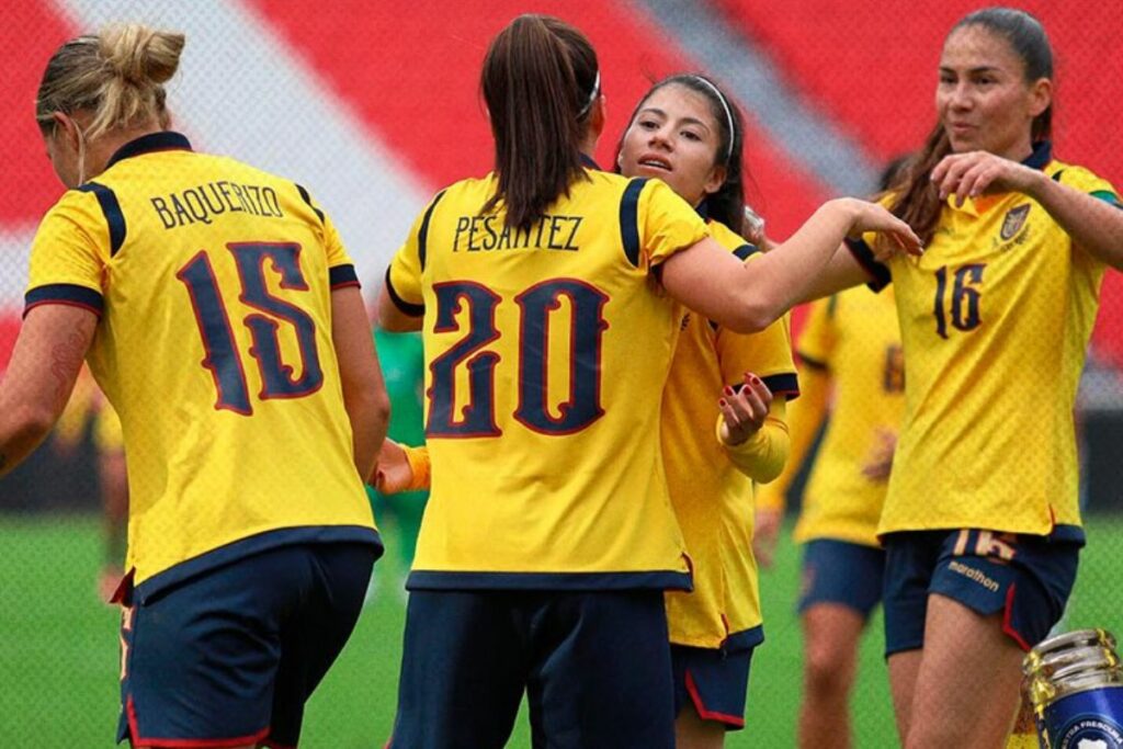 Jugadoras de la Selección de Ecuador celebran un gol antes de la Copa América.