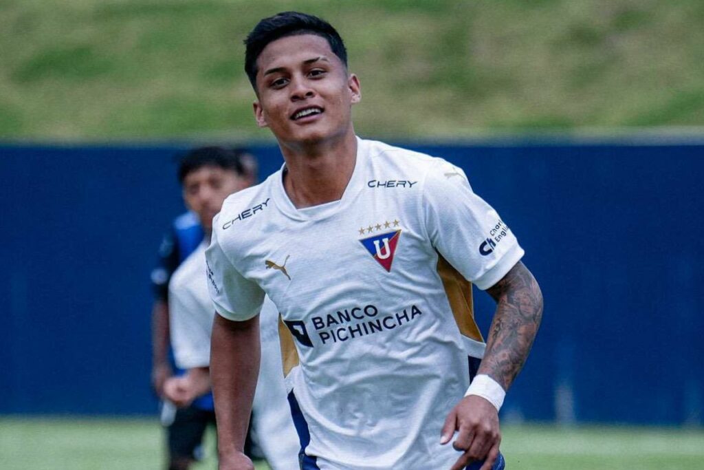Michael Bermúdez, futbolista de Liga de Quito, en un partido con las divisiones juveniles del club.