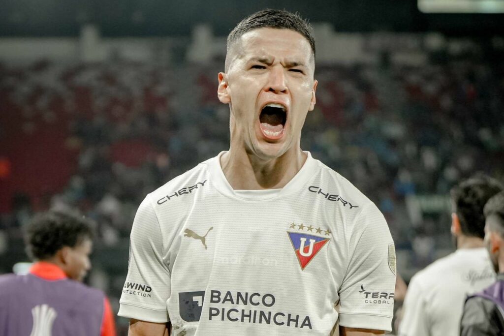 Álex Arce celebra un gol de Liga de Quito durante su etapa en el club.