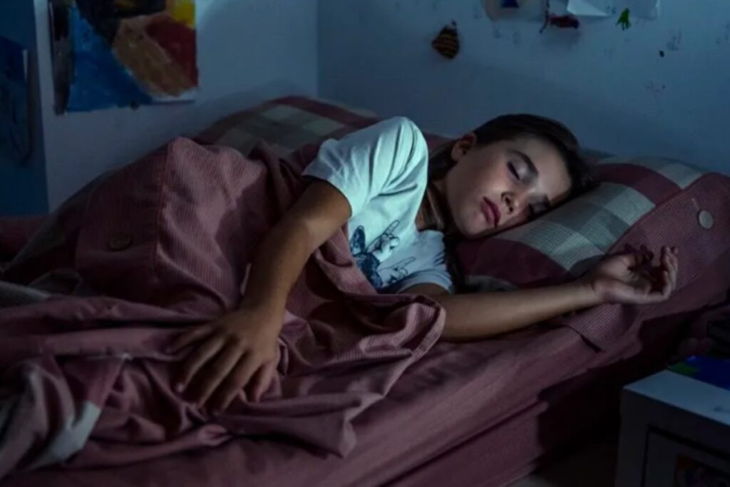 Imagen de archivo de una adolescente durmiendo. Foto: EFE
