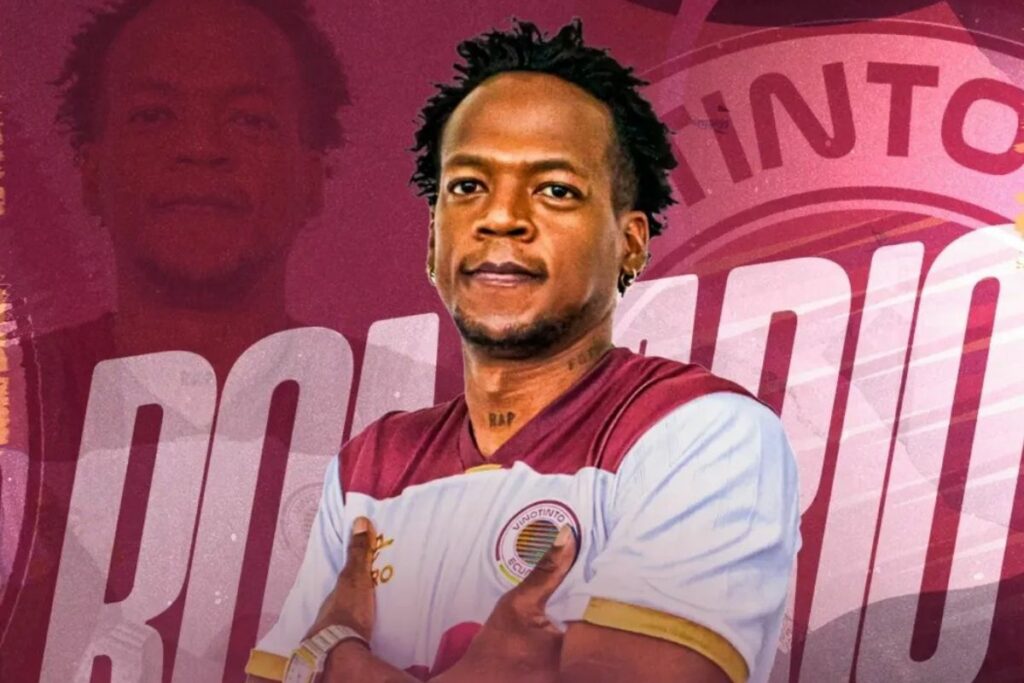 Romario Ibarra con la camiseta de Vinotinto tras fichar por el equipo.