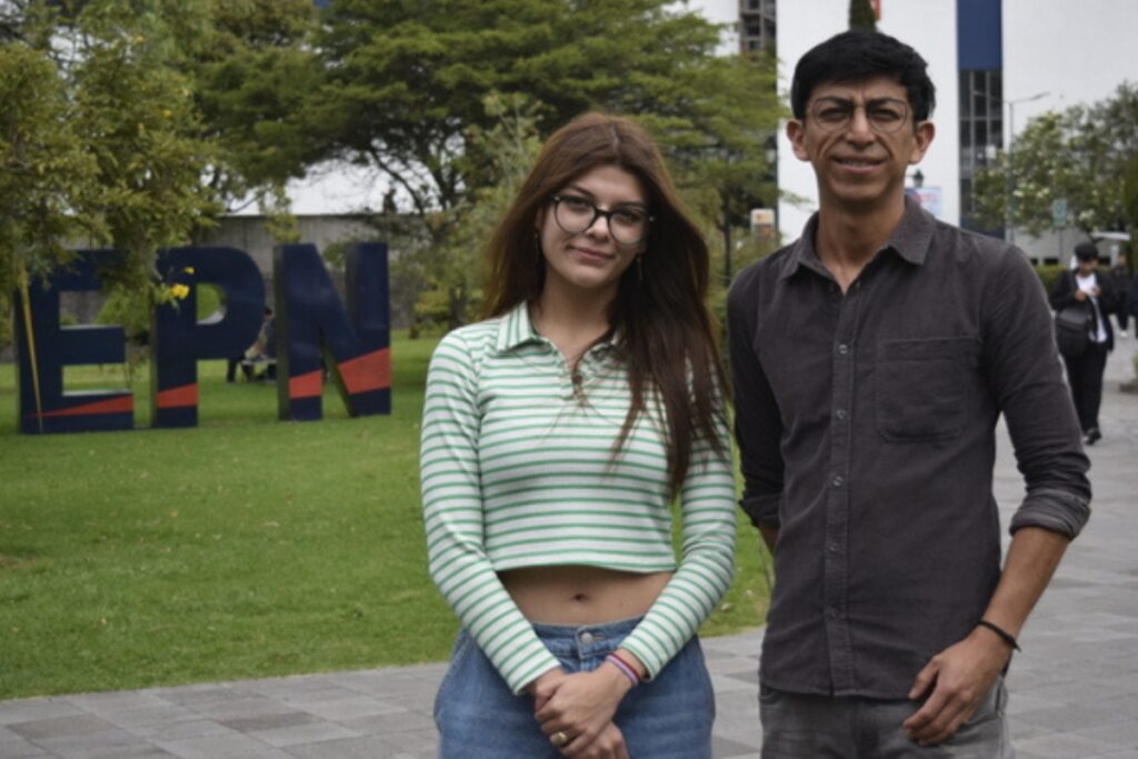 Ivonne Ayala y Jonathan Zea, el profesor de métodos numéricos que le impulsó a participar en CodeVita 2025. 