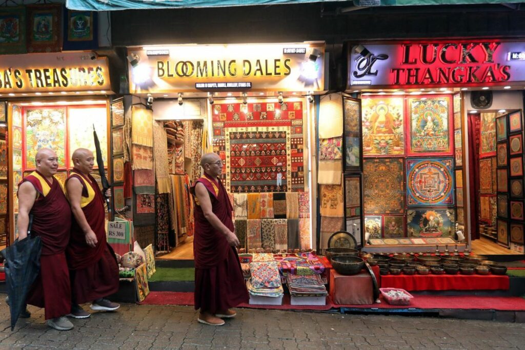 Monjes tibetanos caminan cerca del templo principal de los tibetanos, Tsuglhakhang, en McLeod Ganj, cerca de Dharamsala, India.