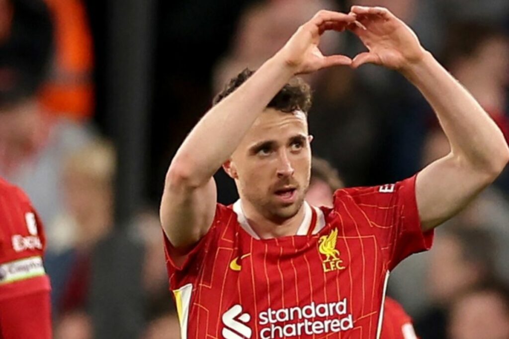 Diogo Jota (+) en un partido con el Liverpool.