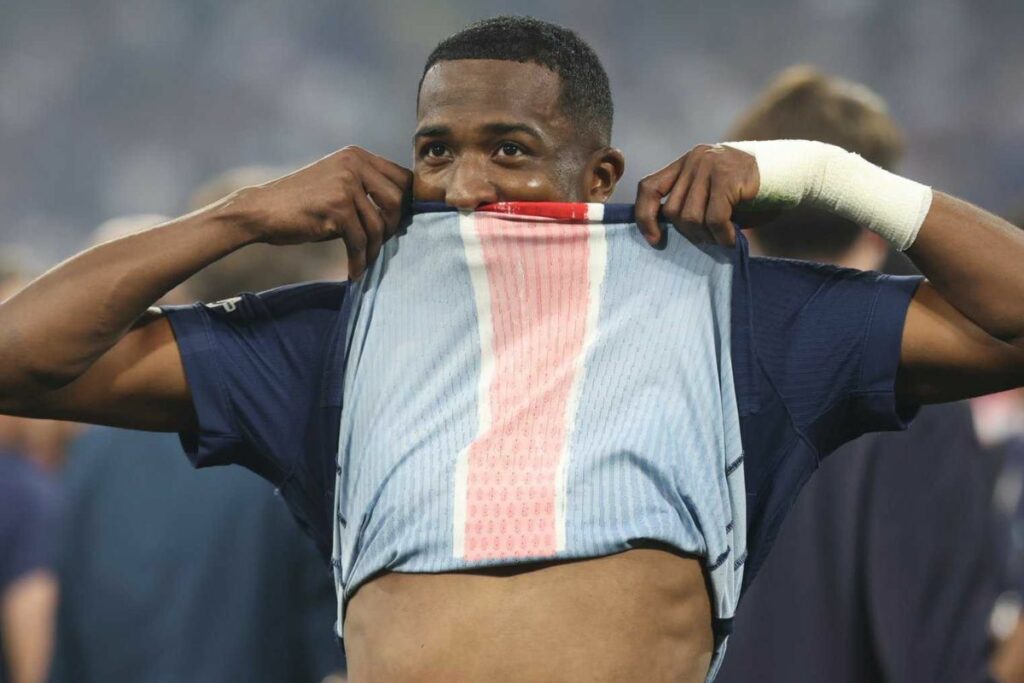 Willian Pacho en un partido del PSG antes de su expulsión en el Mundial de Clubes.