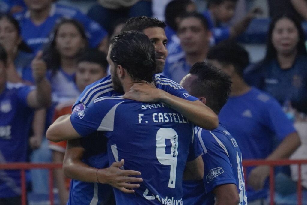 Facundo Castelli (de espaladas) abraza a José Francisco Cevallos.