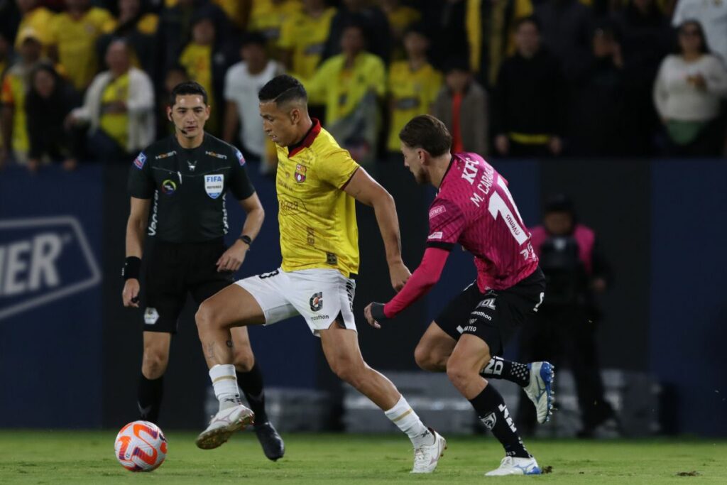 Miguel Parrales (izq.) de Barcelona SC protege un balón ante Mateo Carabajal de Independiente del Valle.