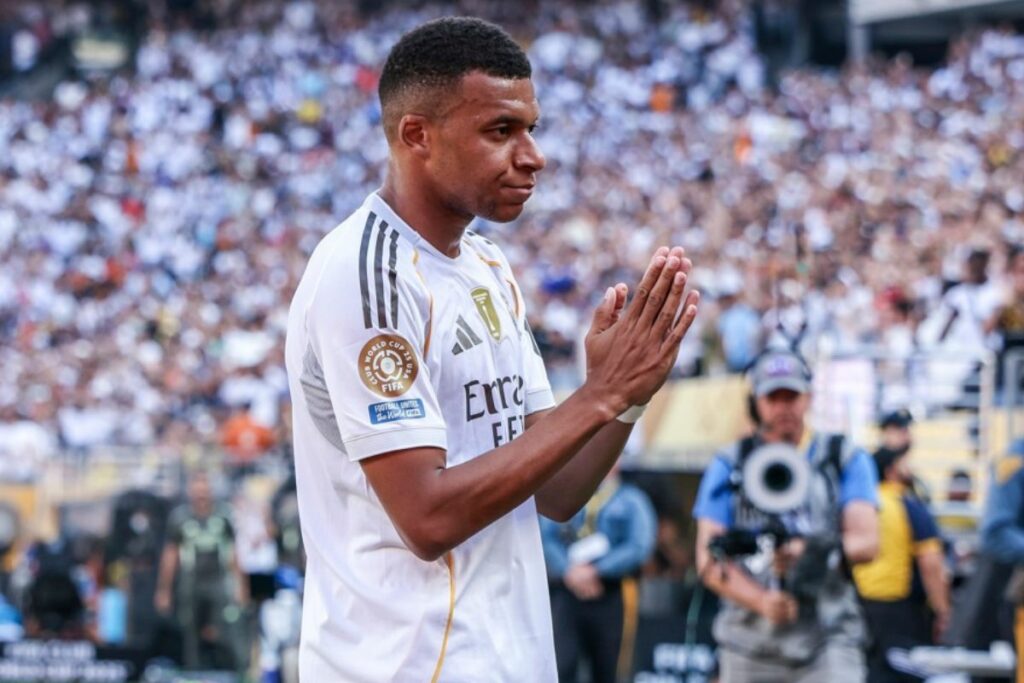 Kylian Mbappé en su festejo con el Real Madrid en el Mundial de Clubes, donde rindió homenaje a Diogo Jota al igual que Ousmané Dembelé.