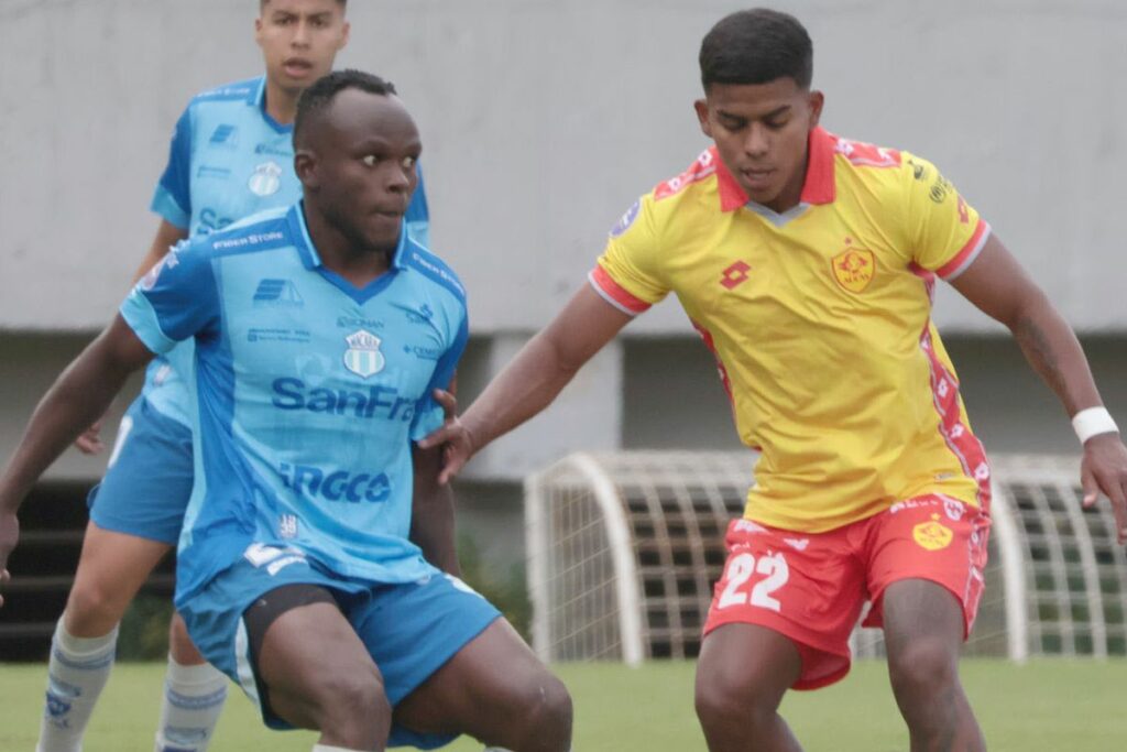 Jordan Mohor (izq.) de Macará en disputa por un balón con Luis Cano de Aucas.