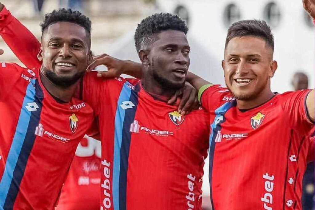 Jonathan Borja (centro) celebra con sus compañeros su gol con El Nacional ante el Manta en la Liga Pro.