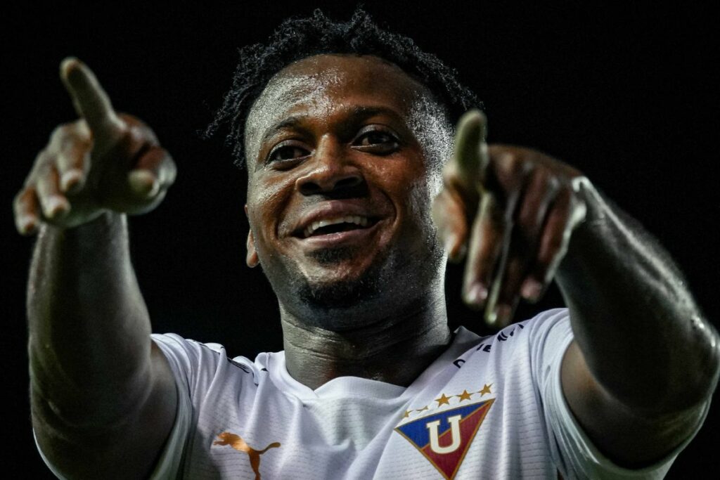 Michael Estrada celebra uno de sus goles con Liga de Quito ante Delfín.