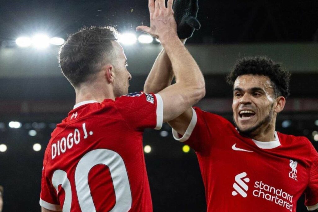 Diogo Jota (+) (izq.) festeja un gol con Luis Díaz en el Liverpool.