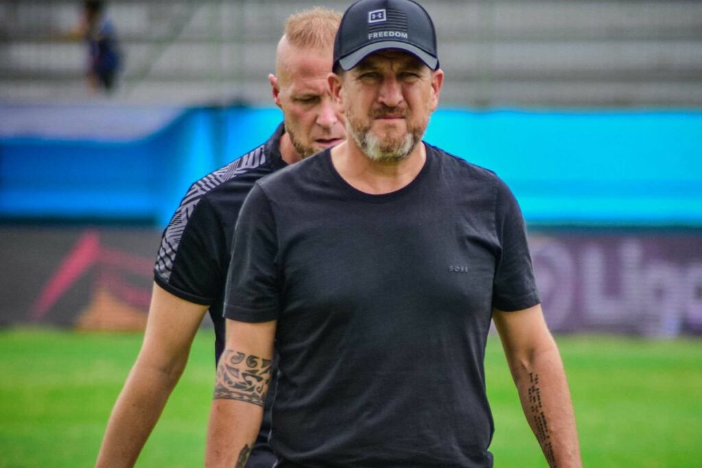 Patricio Urrutia, DT del Delfín, durante un partido de su equipo.
