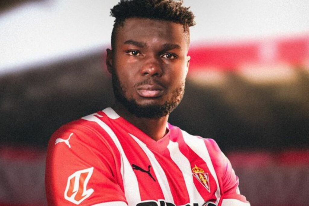 Jordy Caicedo en su anuncio de renovación con el Sporting Gijón.