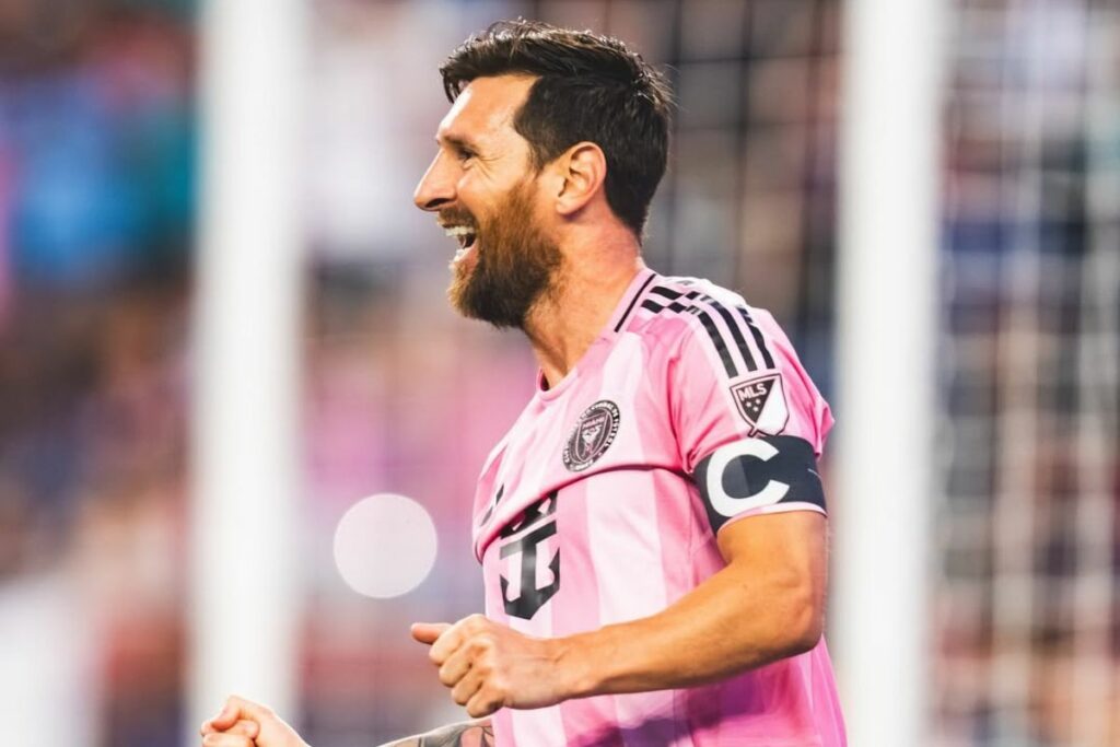 Lionel Messi festeja un gol con el Inter Miami ante el New England Revolution de Leonardo Campana.