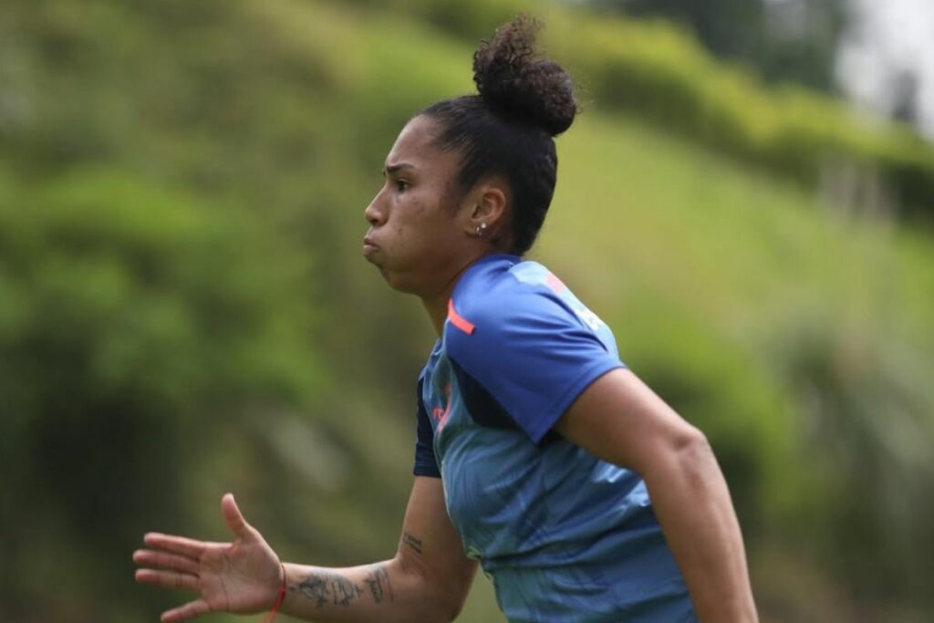 Nayely Bolaños, delantera de la Selección de Ecuador, en un entrenamiento de cara a la Copa América Femenina.
