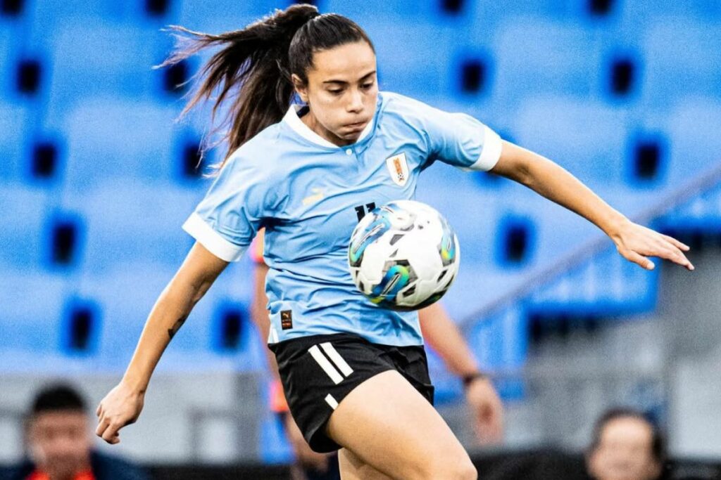 Esperanza Pizarro, delantera de la Selección de Uruguay Femenina, en un partido antes de enfrentar a la Selección de Ecuador en la Copa América.