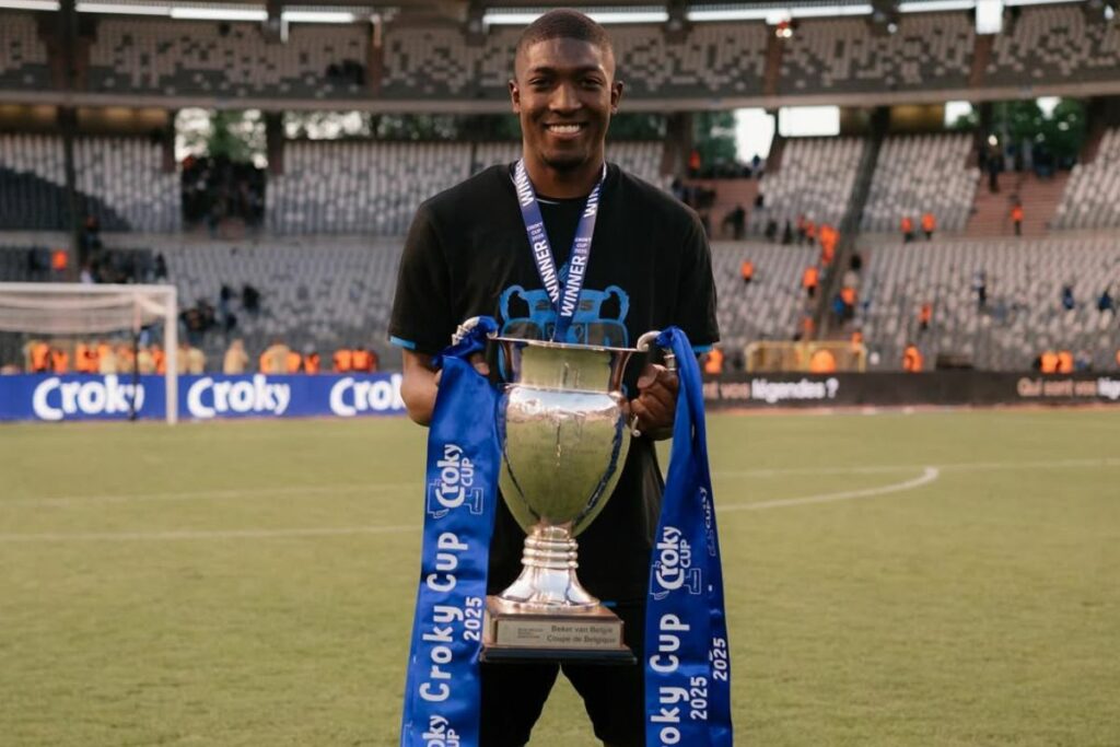 Joel Ordóñez, futbolista ecuatoriano del Brujas de Bélgica, levanta un título con el club.