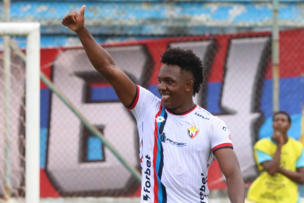 Djorkaeff Reasco celebra su gol con El Nacional ante 22 de Julio en la Copa Ecuador.