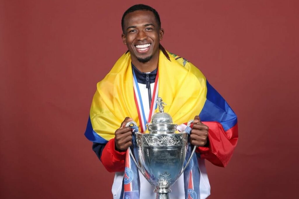 Willian Pacho, defensa de Ecuador, celebra uno de sus títulos con el PSG de Francia.