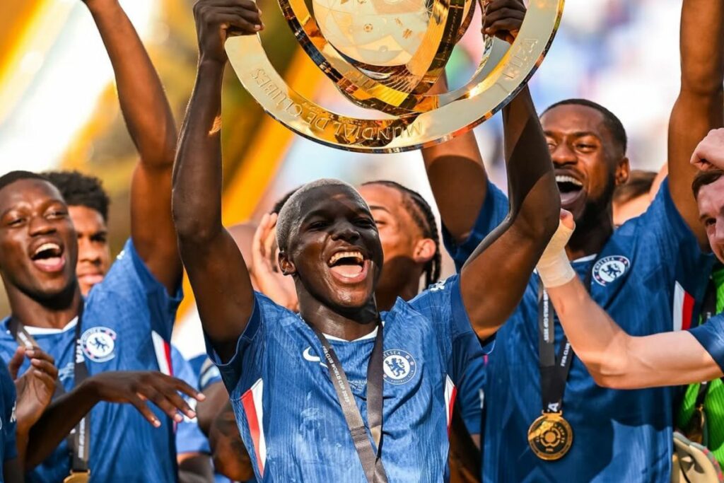 Moisés Caicedo levanta la copa del Mundial de Clubes tras ganarlo con el Chelsea.
