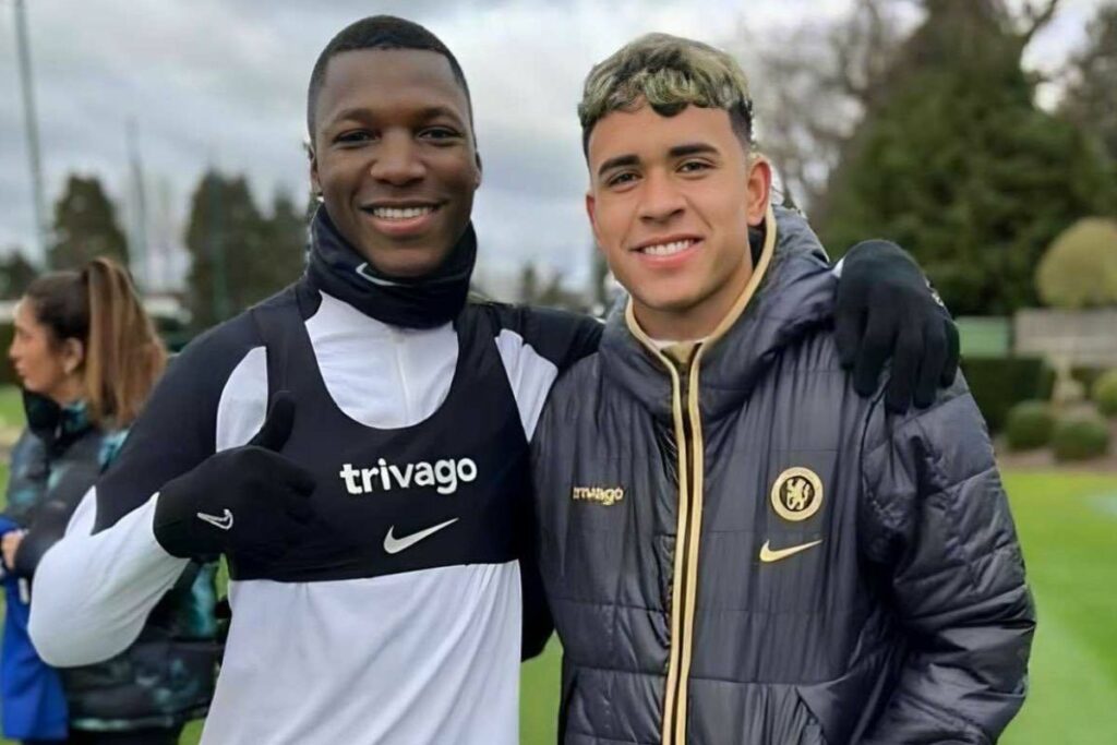 Moisés Caicedo (izq.) junto a Kendry Páez (der.) en el Chelsea.