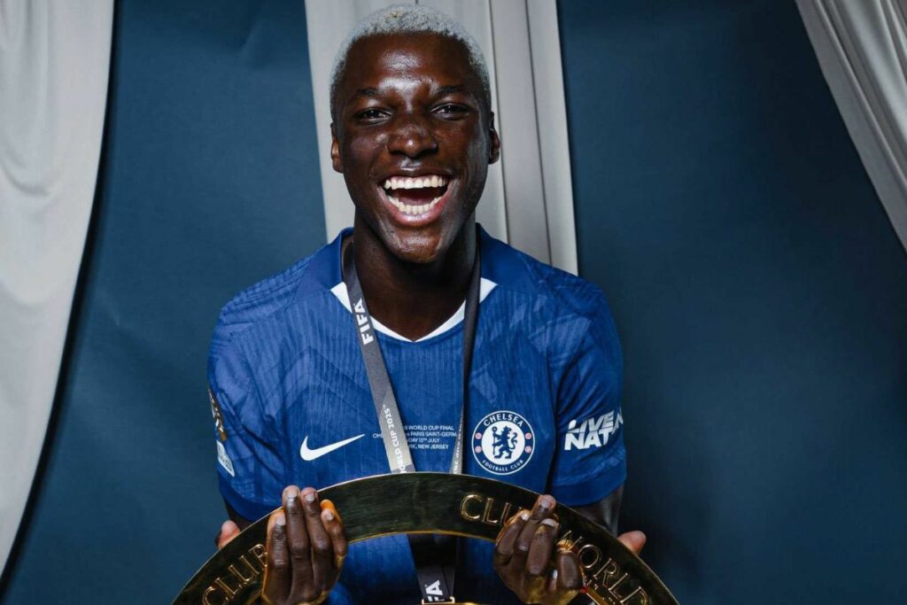 Moisés Caicedo, futbolista ecuatoriano, con su trofeo del Mundial de Clubes.