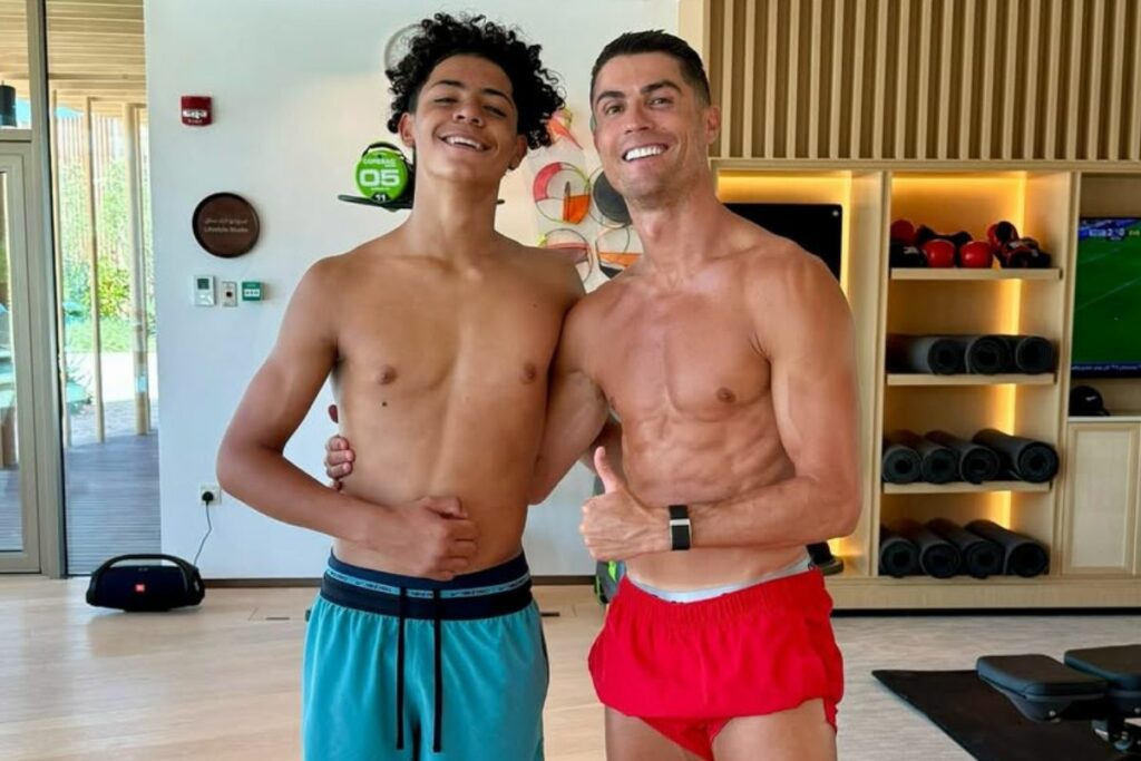 Cristiano Ronaldo Jr junto a su padre Cristiano Ronaldo, a quien comparó con Lamine Yamal.