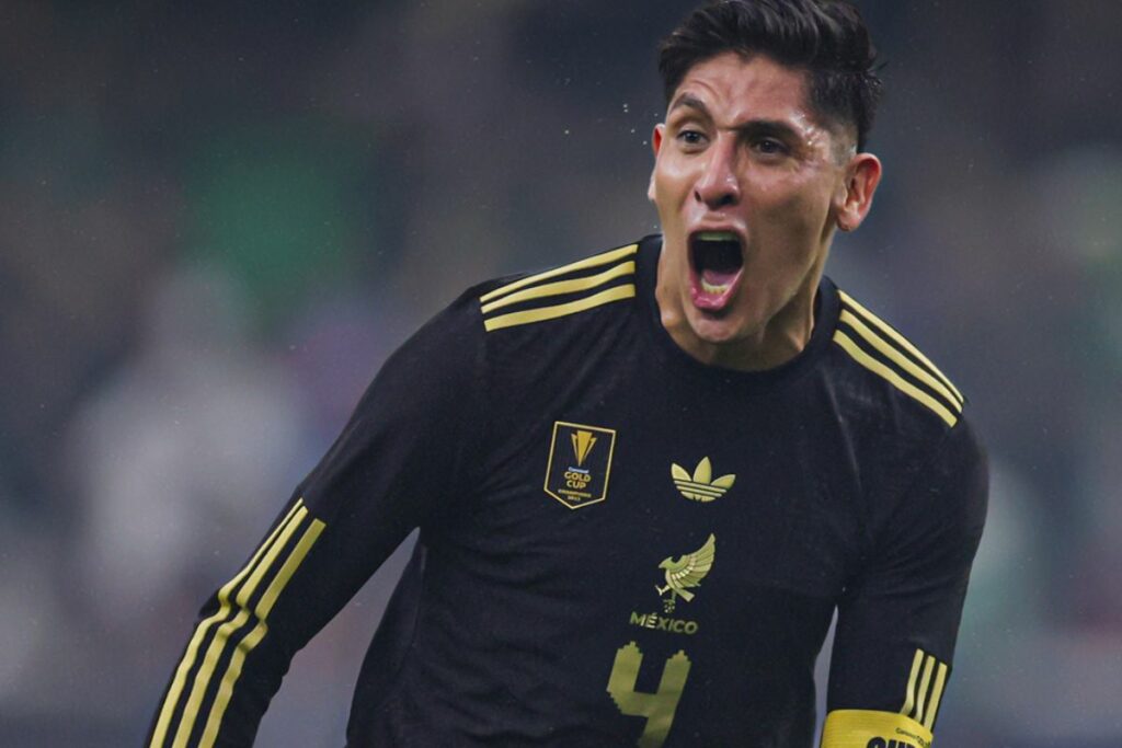 Édson Álvarez, defensa de la Selección de México, en un partido antes del Mundial.