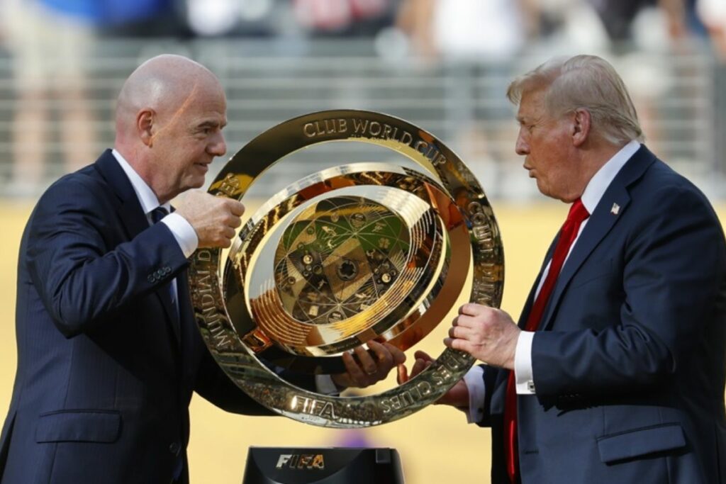 Gianni Infantino (izq.) junto a Donald Trump (der.) en el Mundial de Clubes.