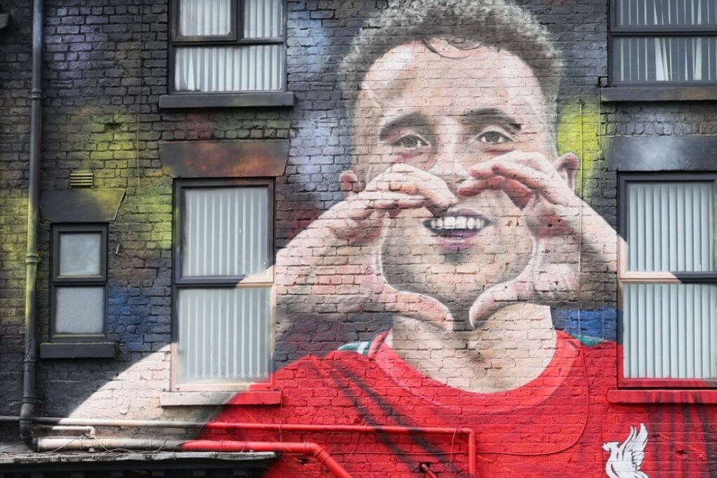 Mural de Diogo Jota, futbolista fallecido del Liverpool.