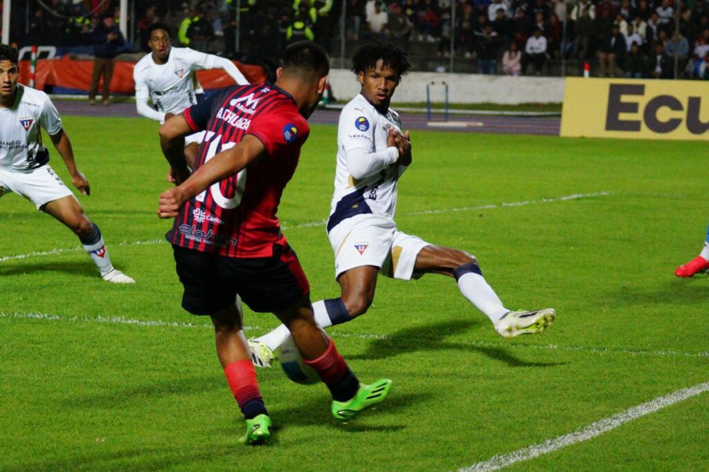 Andrés Chicaiza de Olmedo saca un centro ante Darío Aimar de Liga de Quito en Copa Ecuador.
