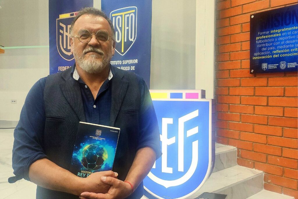 Carlos Piñeyros, autor de Historia del Rey de los Deportes, en el lanzamiento de la publicación.