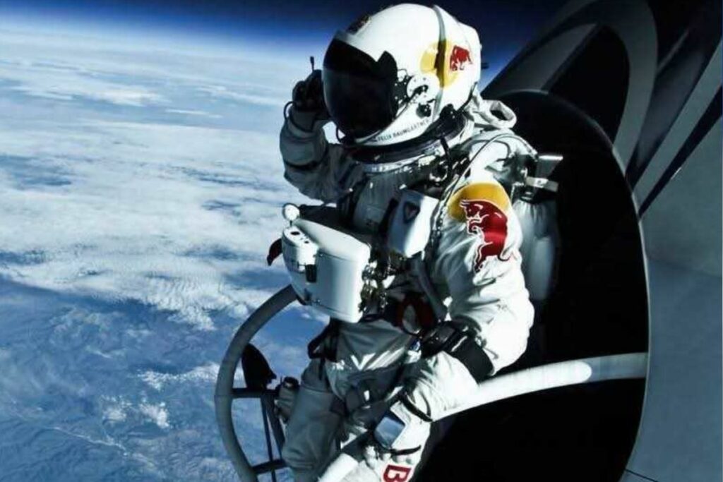 Félix Baumgartner (+) en su salto desde la estratósfera.