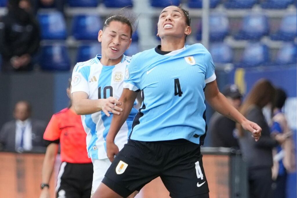 Maricel Díaz de Argentina (izq.) y Carina Felipe (der.) disputan un balón en la Copa América Femenina 2025.