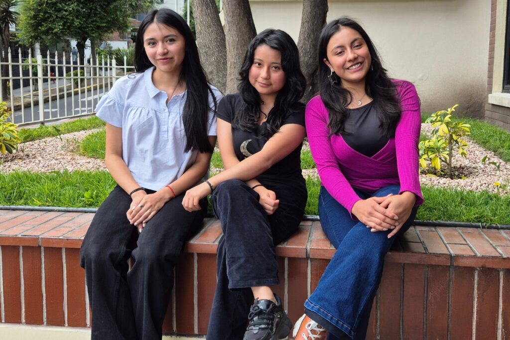 De izq. a der.: Denniss Shugulí, de 18 años, Karla Guevara, de 15 años, y Ariana Guerrón, de 18 años. Junto con otros dos jóvenes de Cuenca se alistan para ir a la India. Foto: Pía Andrade
